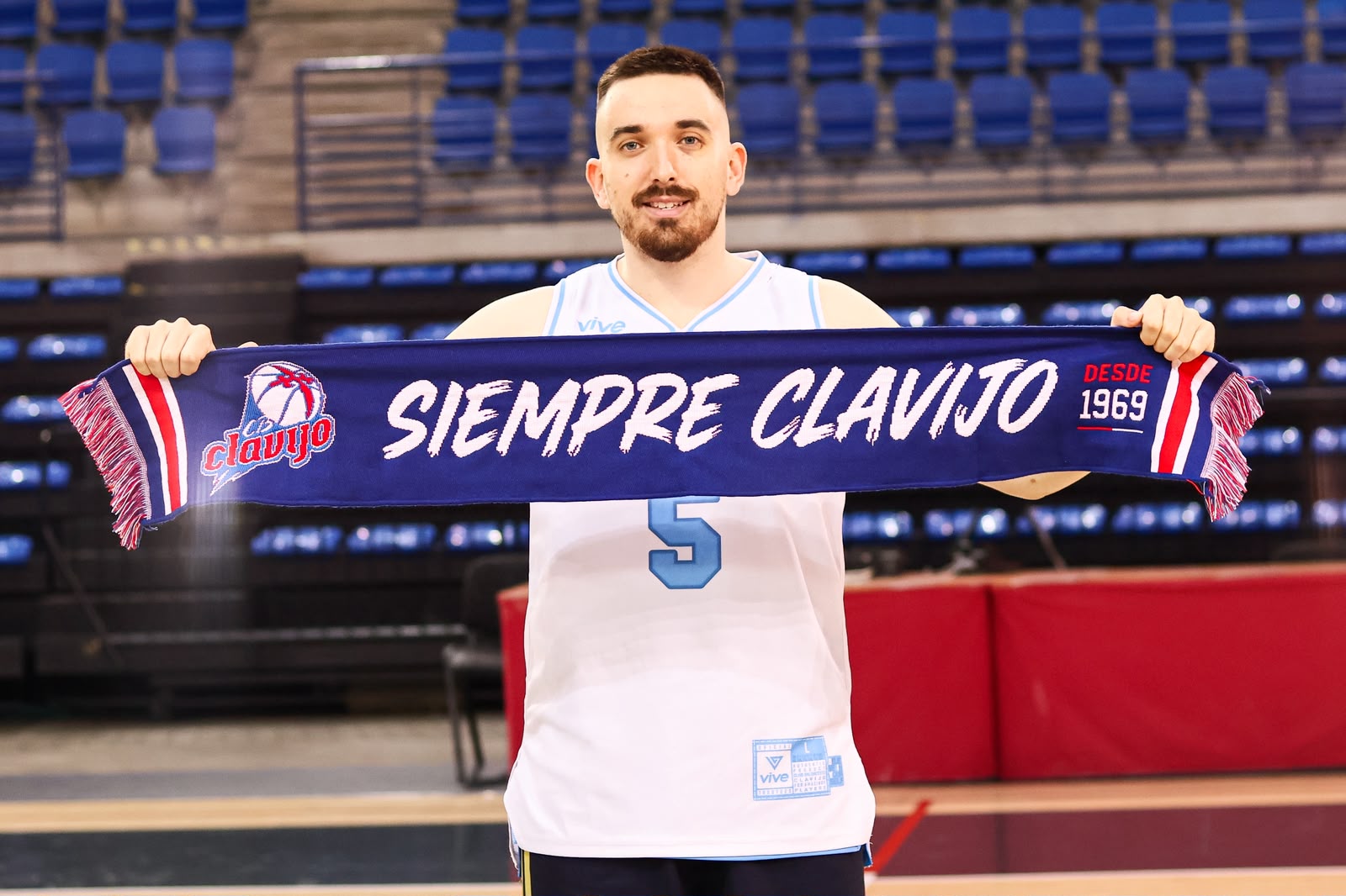 Los abonados del C.B. Clavijo están de suerte: dos regalos por su fidelidad